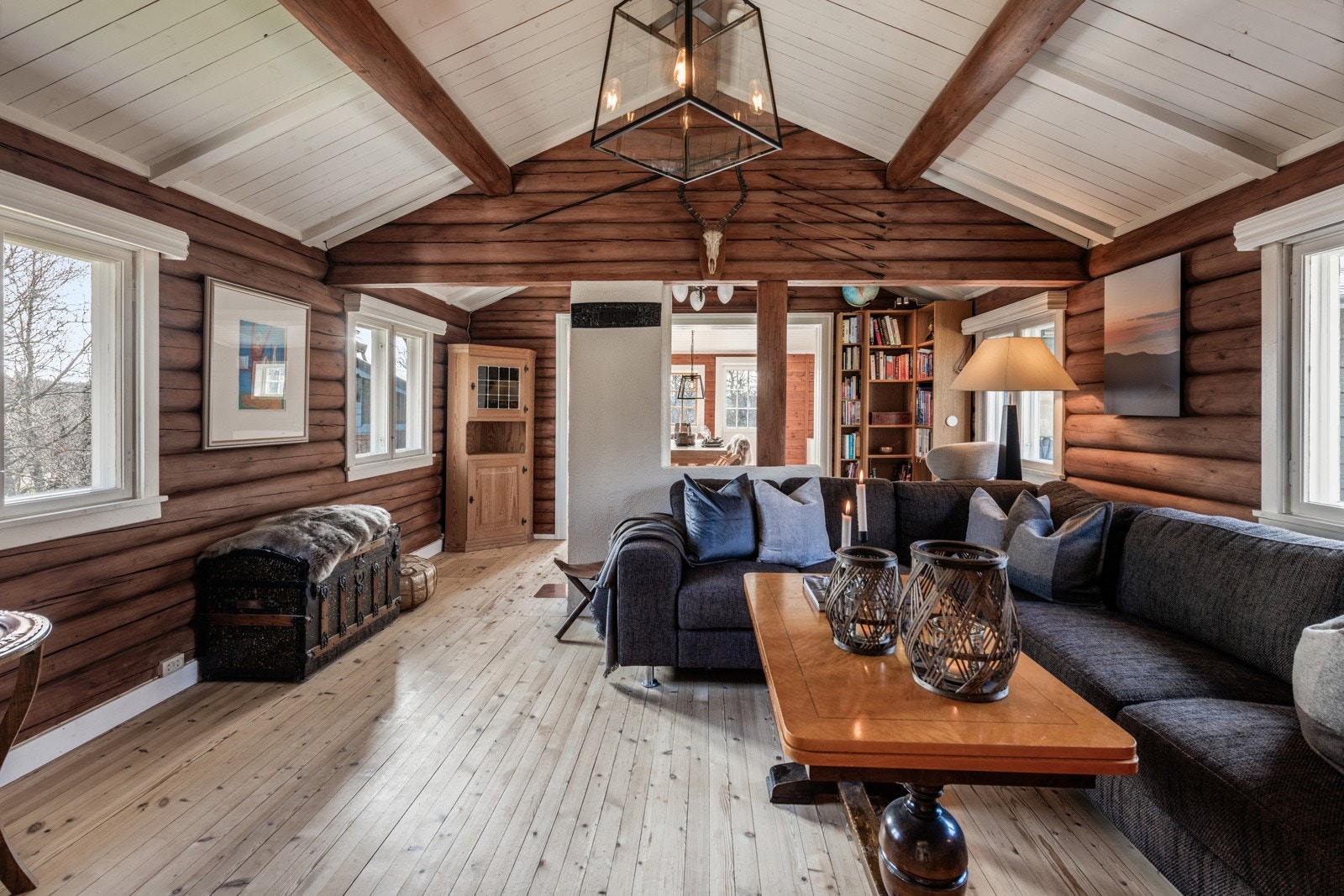 I tømmerstuen får du den gode hyttefølelsen Galleribilde