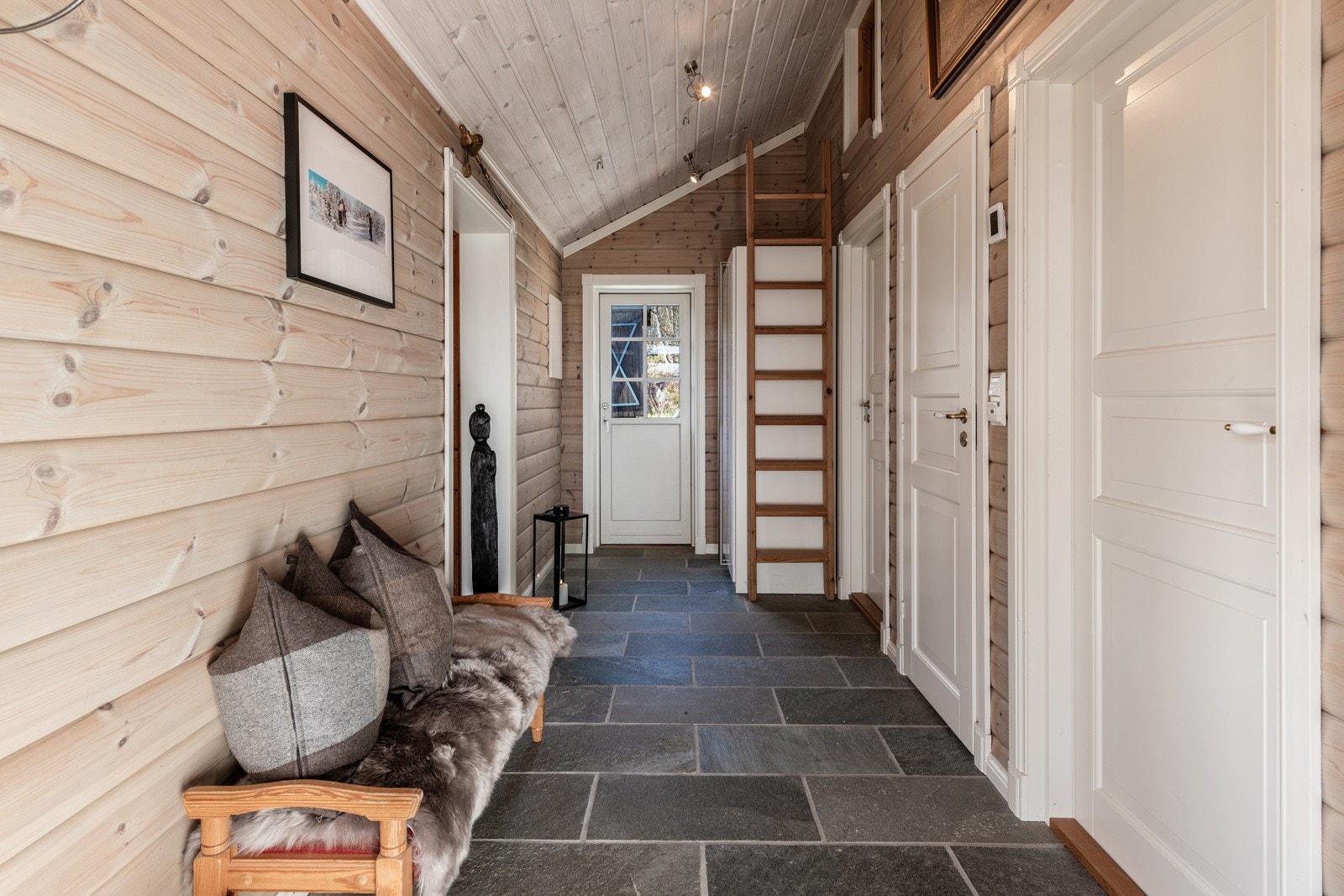 Velkommen inn - entré med flislagt gulv og god plass Galleribilde