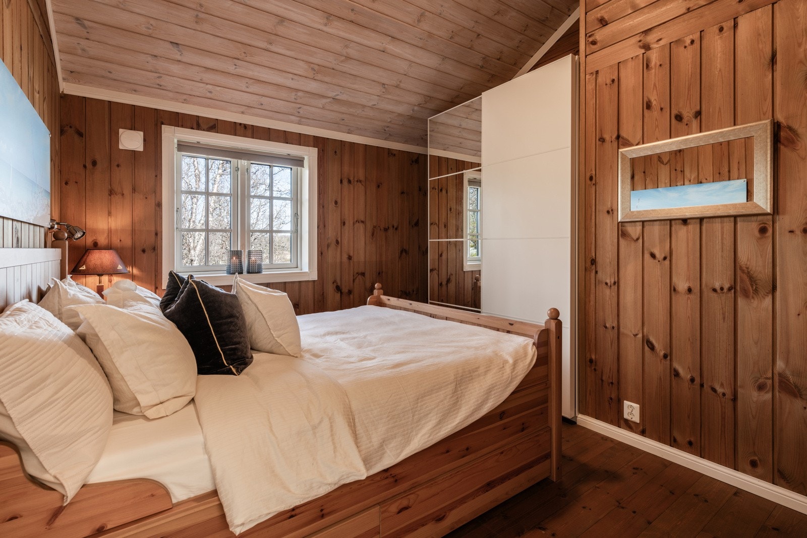 I påbygget fra 2015 er et stor romslig soverom med garderobe Galleribilde