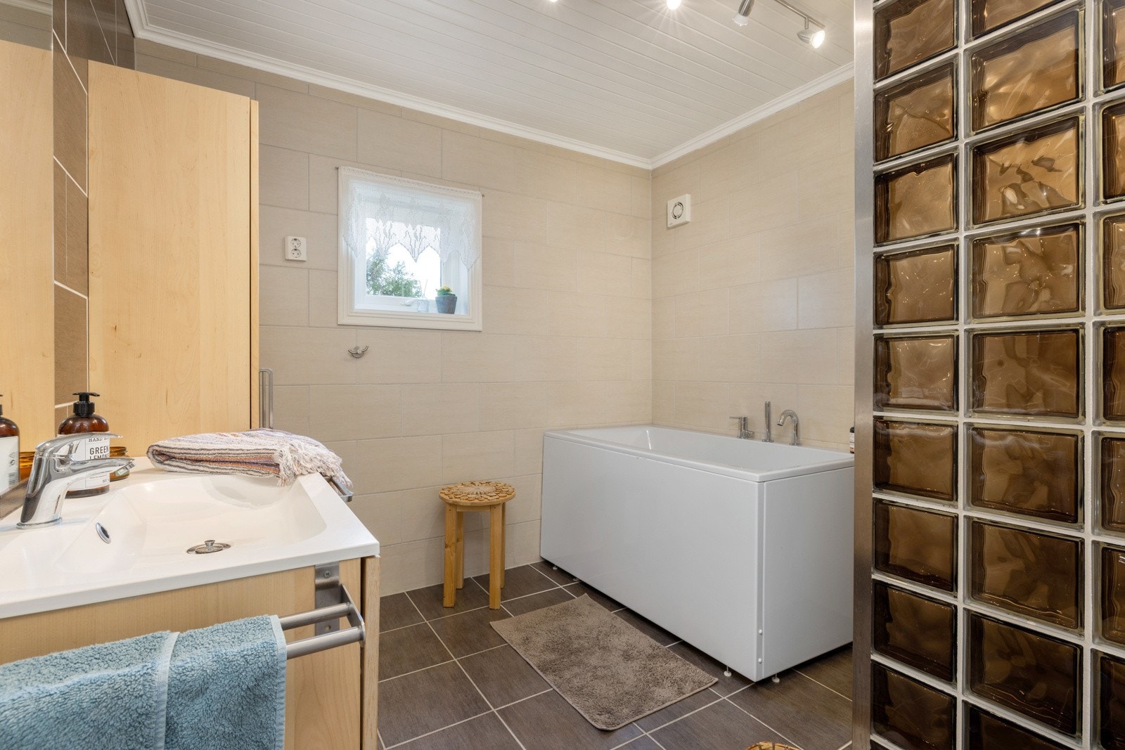 Dette badet er innredet med badekar, dusjnisjè, toalett og servantinnredning. Galleribilde