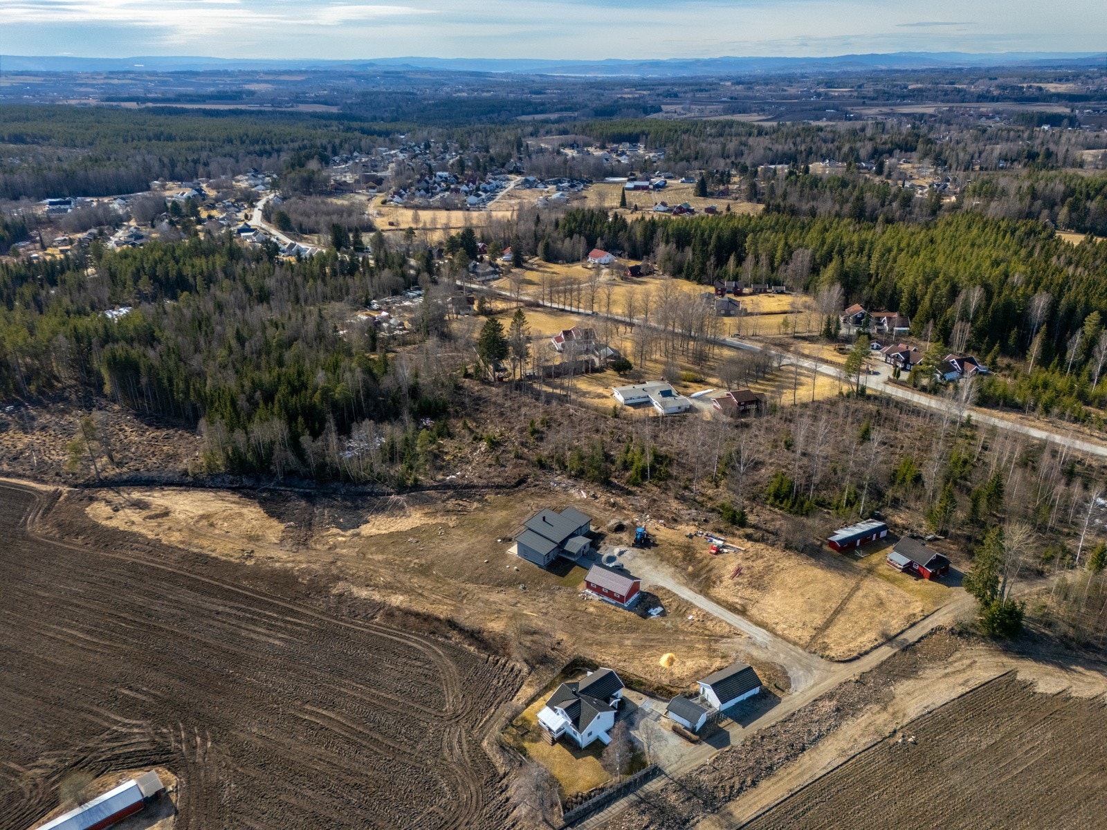 Fra eiendommen er det ca. 4 km til Løten sentrum hvor du finner et bredt spekter av servicetilbud. Galleribilde