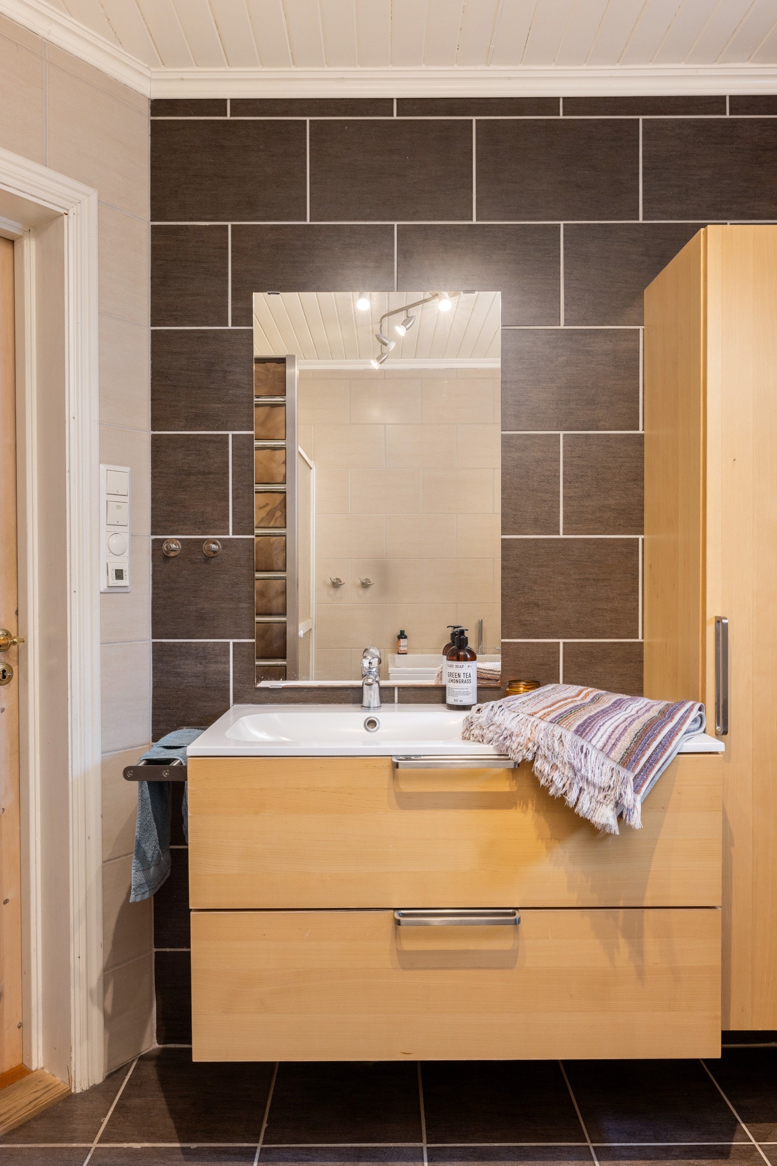 Det er fliser med varme i gulvet. Galleribilde