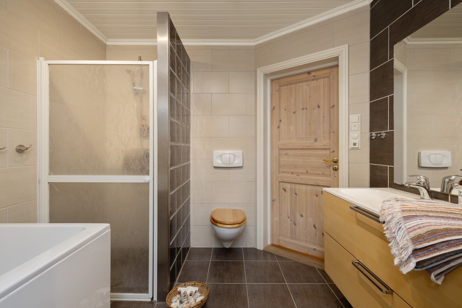 Boligen har 2 bad hvorav dette er det største. Galleribilde