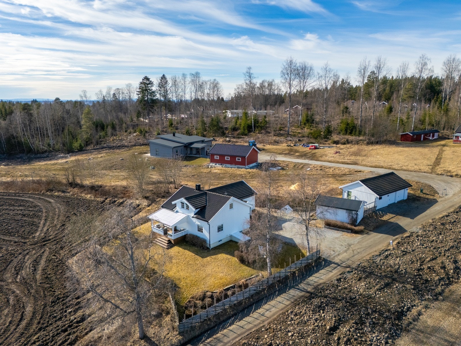 Eiendommen ligger i et rolig område med flott utsyn over naturlandskap. Galleribilde