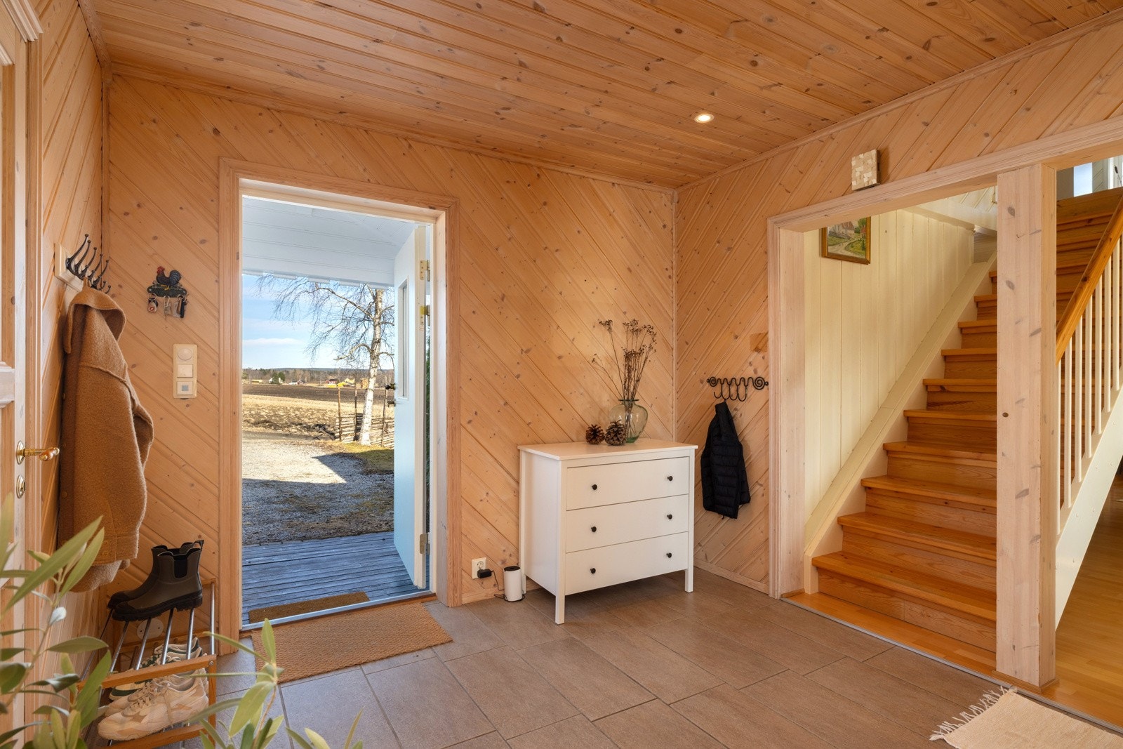 Du kommer inn i en romslig entré, Galleribilde