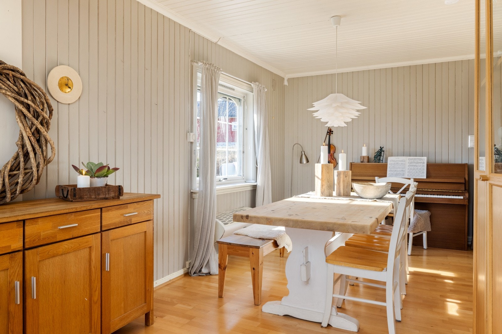 Romslig stue i vinkel med god plass til både spisestue og sofagruppe. Galleribilde