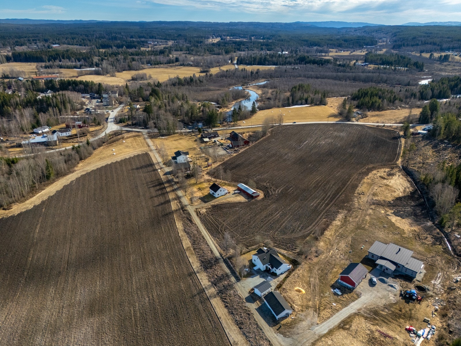 Eiendommen ligger i et fredelig & familievennlig område på Ådalsbruk som har et flott naturlandskap og rikt dyre- og fugleliv. Galleribilde