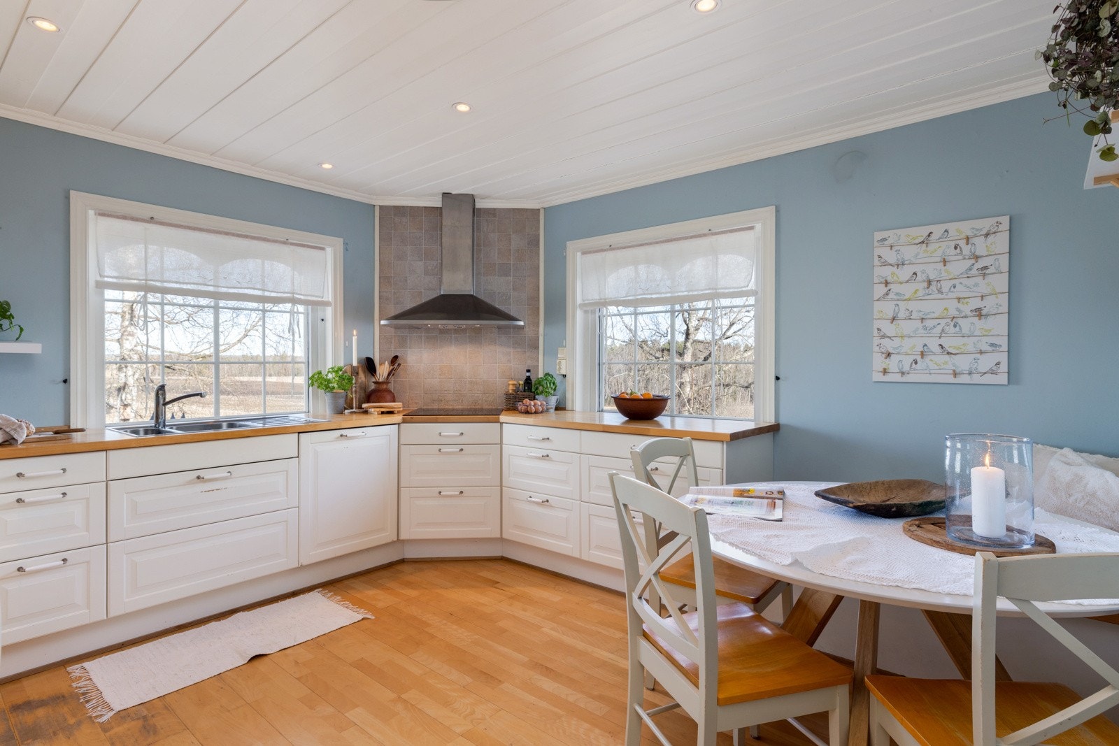 Kjøkkenet har plass til spisegruppe. Galleribilde