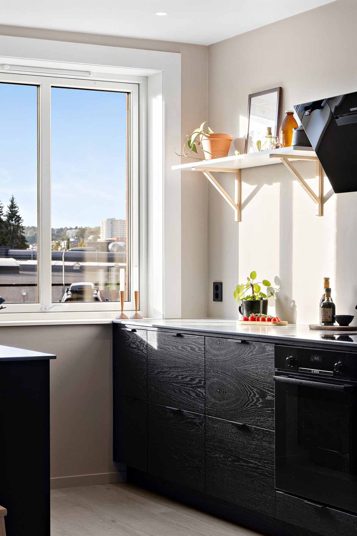 Store vindusflater som gir godt med lysinnslipp. Galleribilde