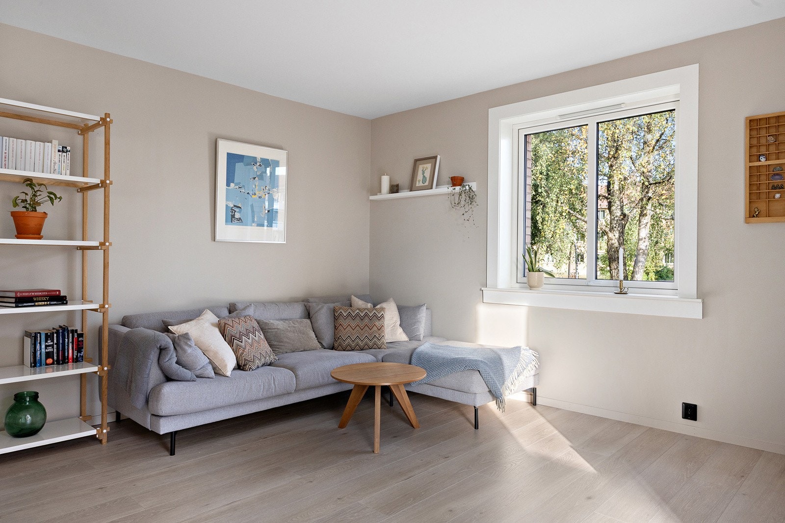 Plass til både sofagruppe og spisebord, med gode møbleringsmuligheter. Galleribilde