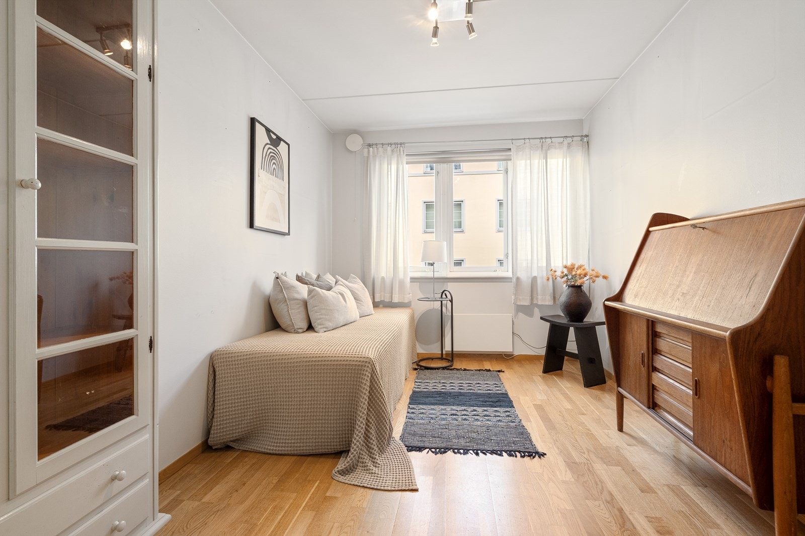 Det siste soverommet har plass til garderobeskap, dobbeltseng, nattbord og skjenk. Galleribilde