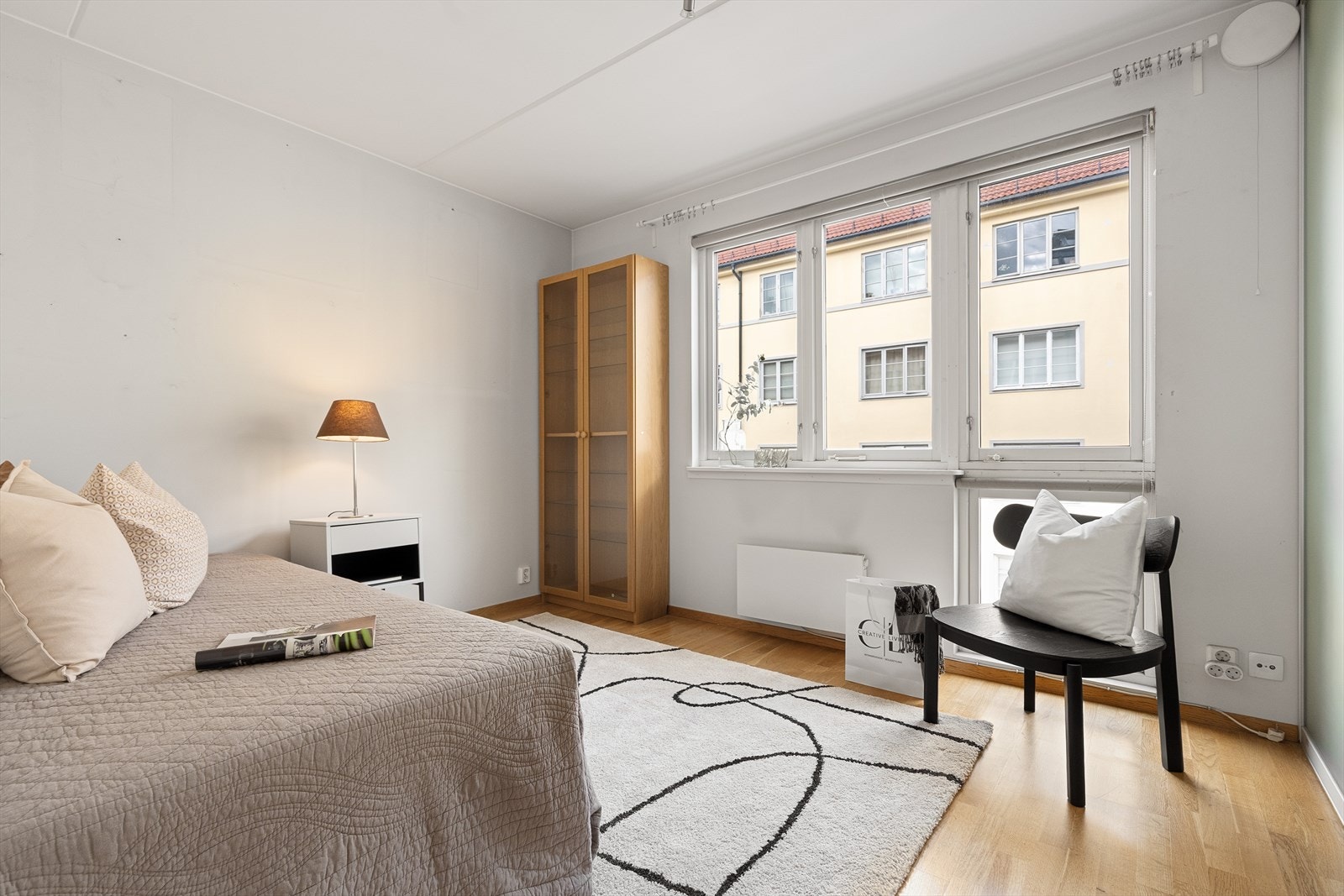 Den andre soverommet har en stor skyvedørsgarderobe og plass til dobbeltseng, nattbord og skjenk. Galleribilde