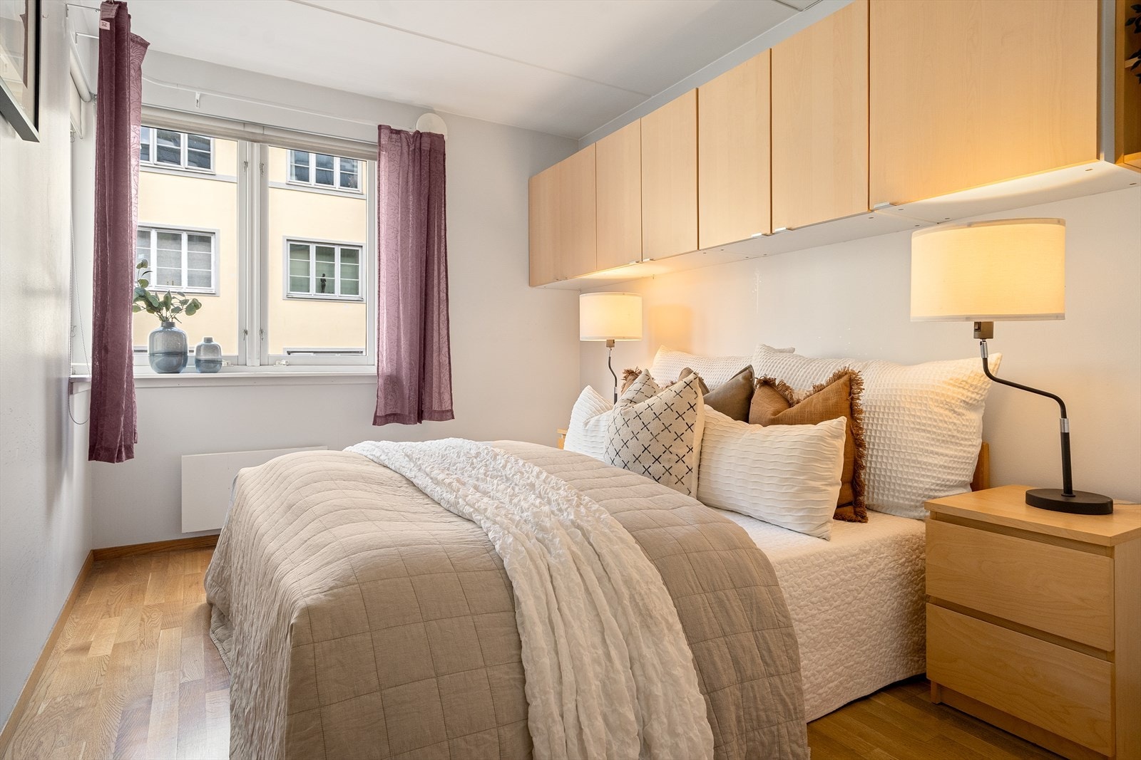 Leiligheten har tre soverom, alle med god størrelse og som vender ut mot rolig gate. Galleribilde