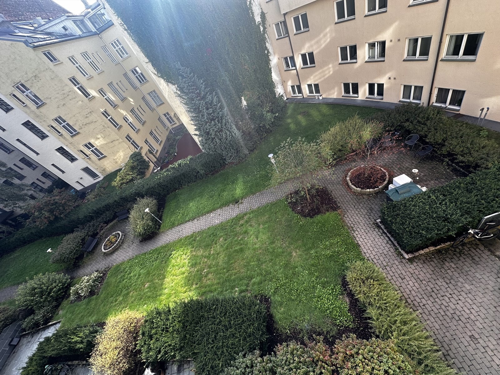 Bakgård Galleribilde