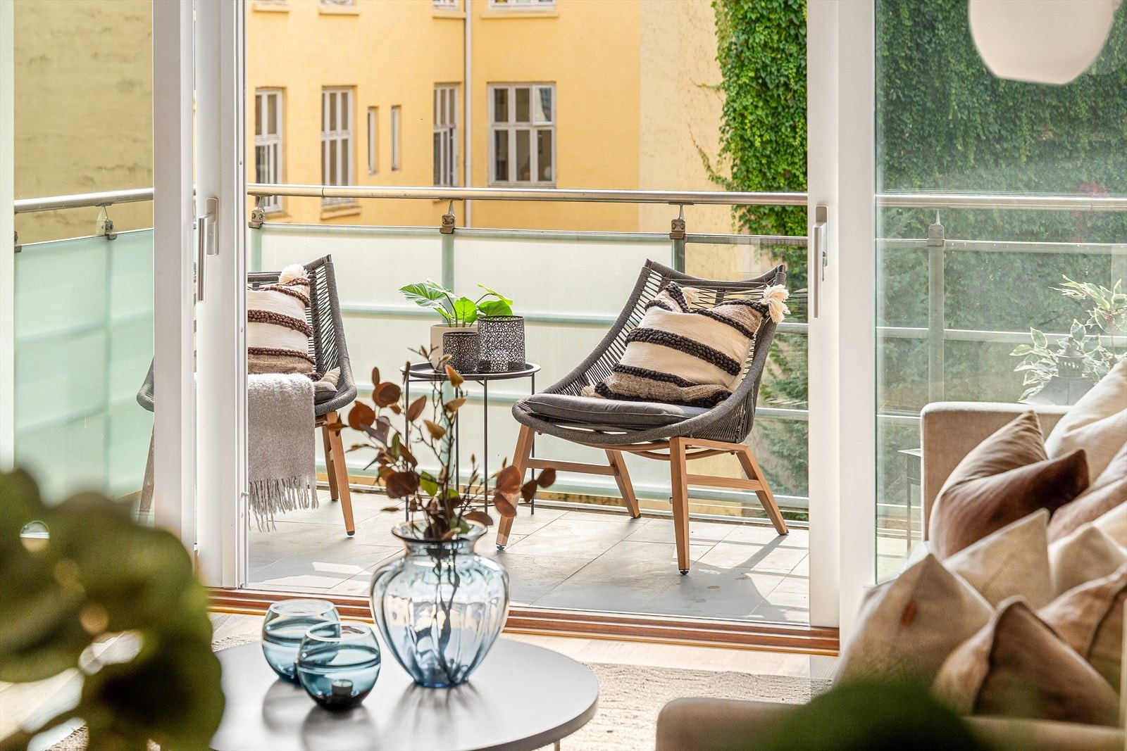 Balkongen virker som er forlenger av stuen og passer perfekt for å nyte morgenkaffen sin på. Galleribilde