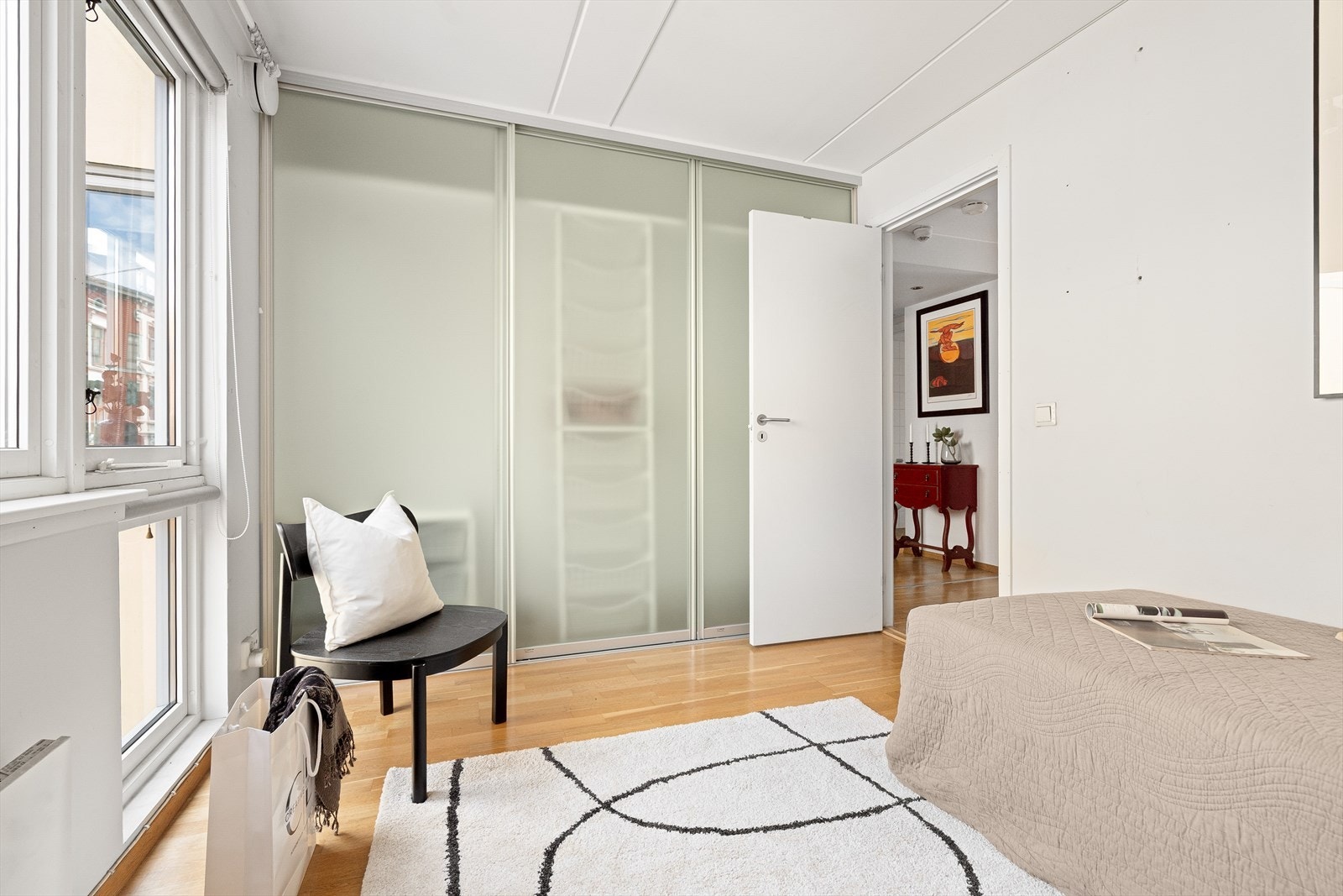 Stort og lyst soverom. Galleribilde
