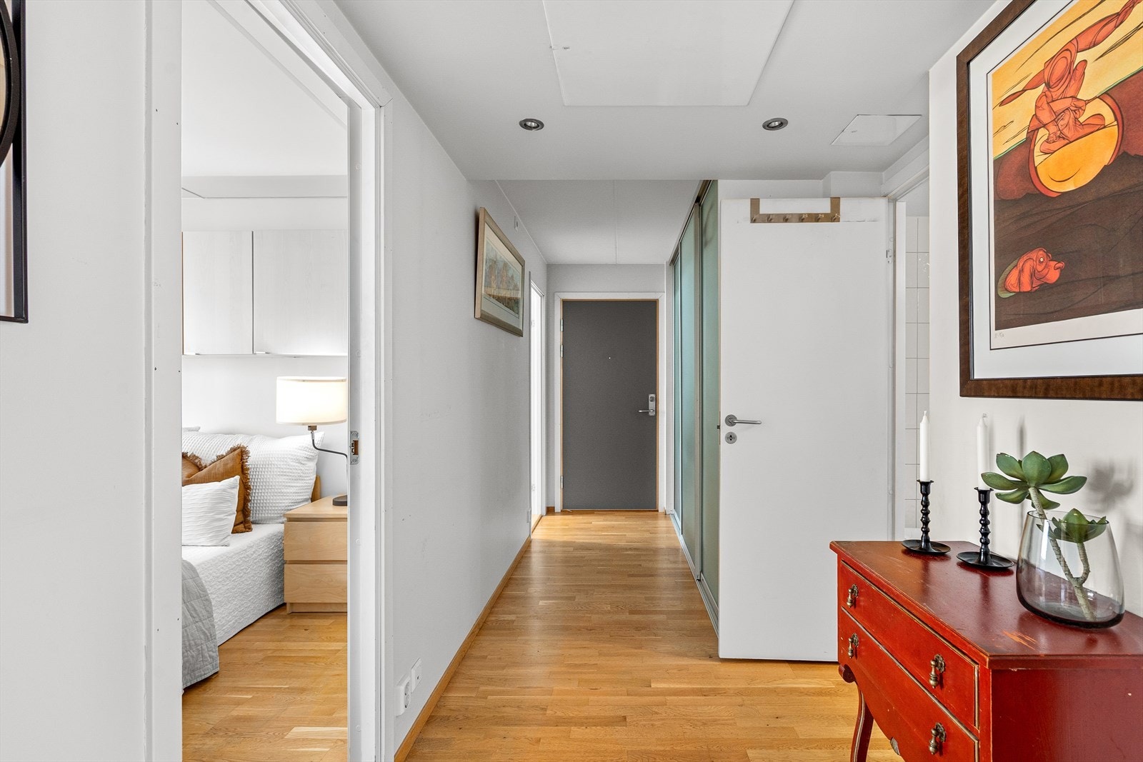Velkommen inn! Her kommer du inn til en stor entrée med romslig skyvedørsgarderobe som passer perfekt for å oppbevare jakker og sko. Galleribilde