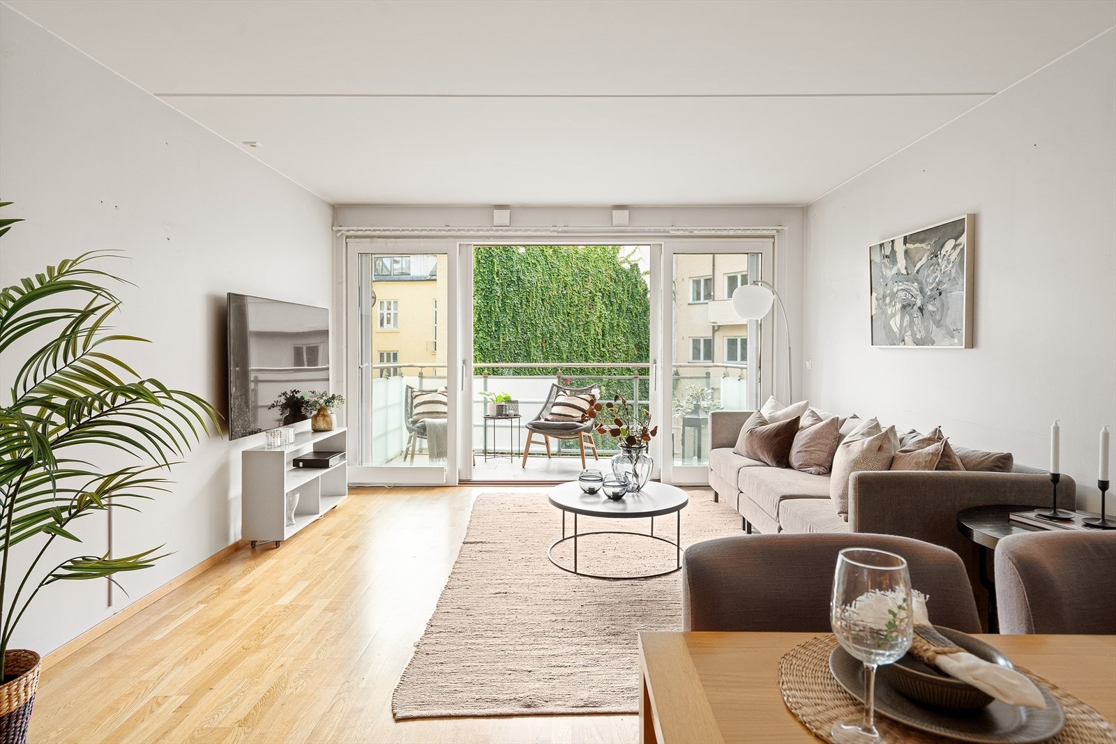 Anders Kanck har gleden av å presentere denne gjennomgående, lyse og store 3-roms leiligheten midt på Bislett! Galleribilde