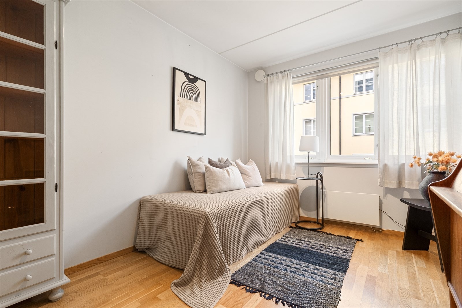 Alle rommene har store vinduer som gir det mye naturlig lys og lufting, og alle rom er utstyrt med panelovner. Galleribilde