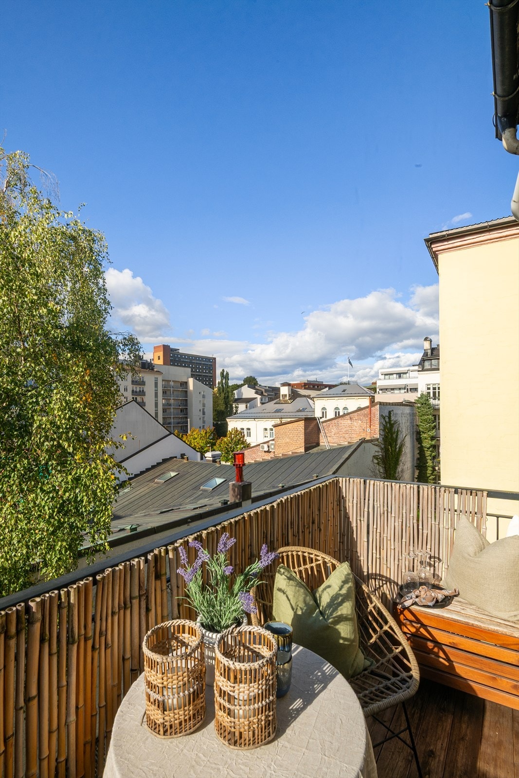 Balkongen er ca. 4kvm og har god plass til utemøblement som bistrosett o.l. Galleribilde
