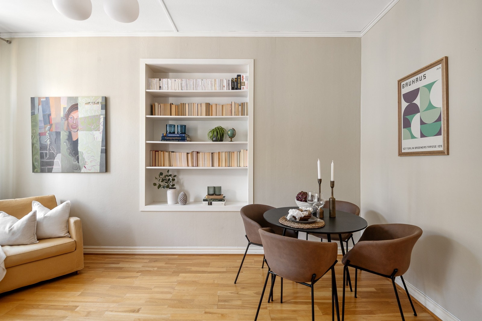 Sjarmerende innebygd hylle, perfekt for oppbevaring og dekor. Galleribilde