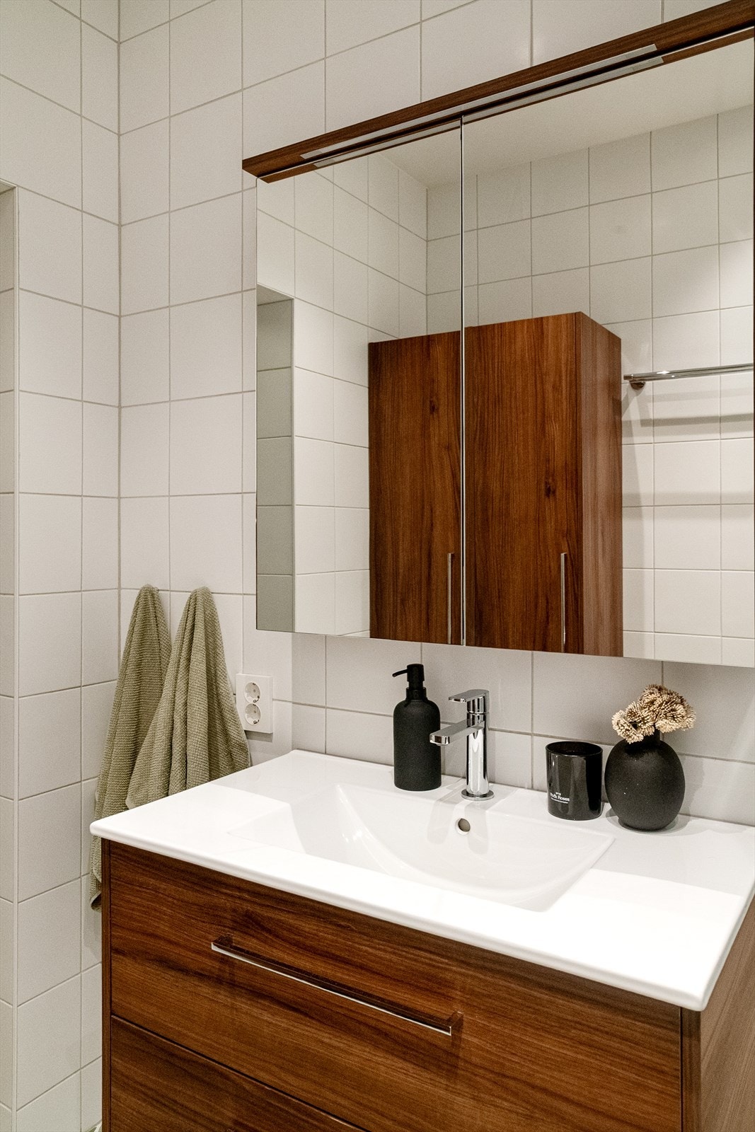 På badet er det downlights i himling, samt vegghengt servant med overskap med speil. Galleribilde
