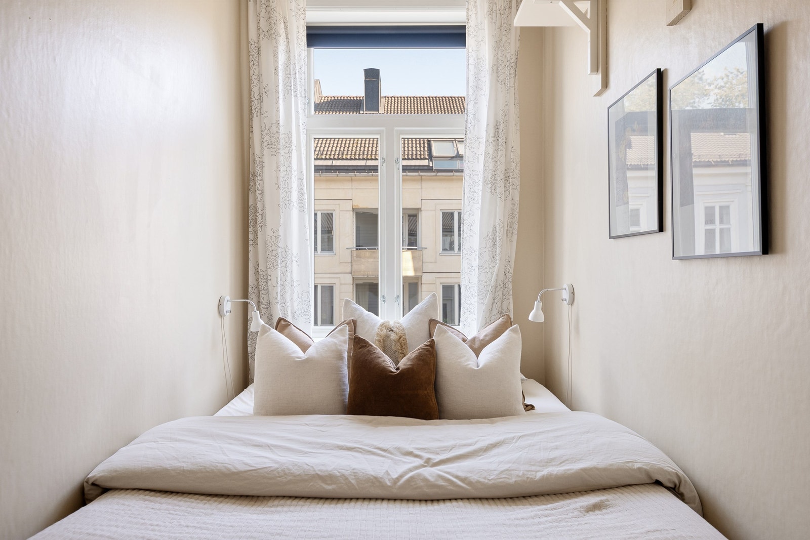 Koselig soverom med plass til dobbeltseng. Galleribilde