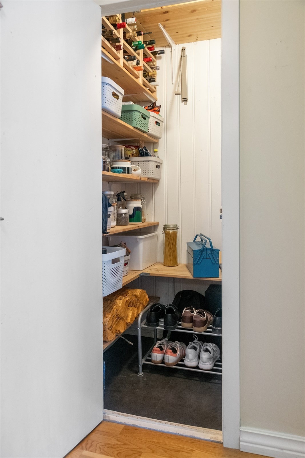 Leiligheten har to romslige innvendige boder, i tillegg til kjellerboden. Galleribilde