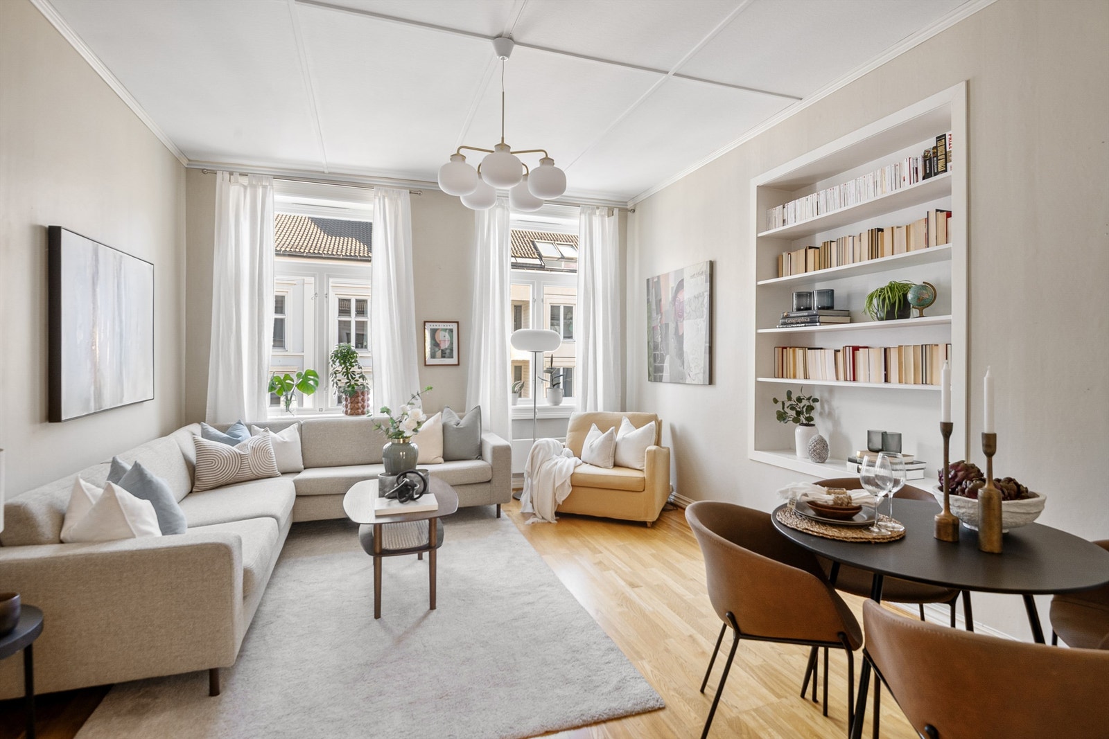 Nydelig stue. Her er det god plass til sofa, kaffebord, spisemøblement og annet. Galleribilde