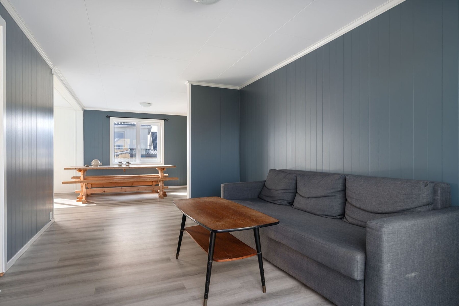 Lys og romslig stue som kan deles i flere soner. Galleribilde