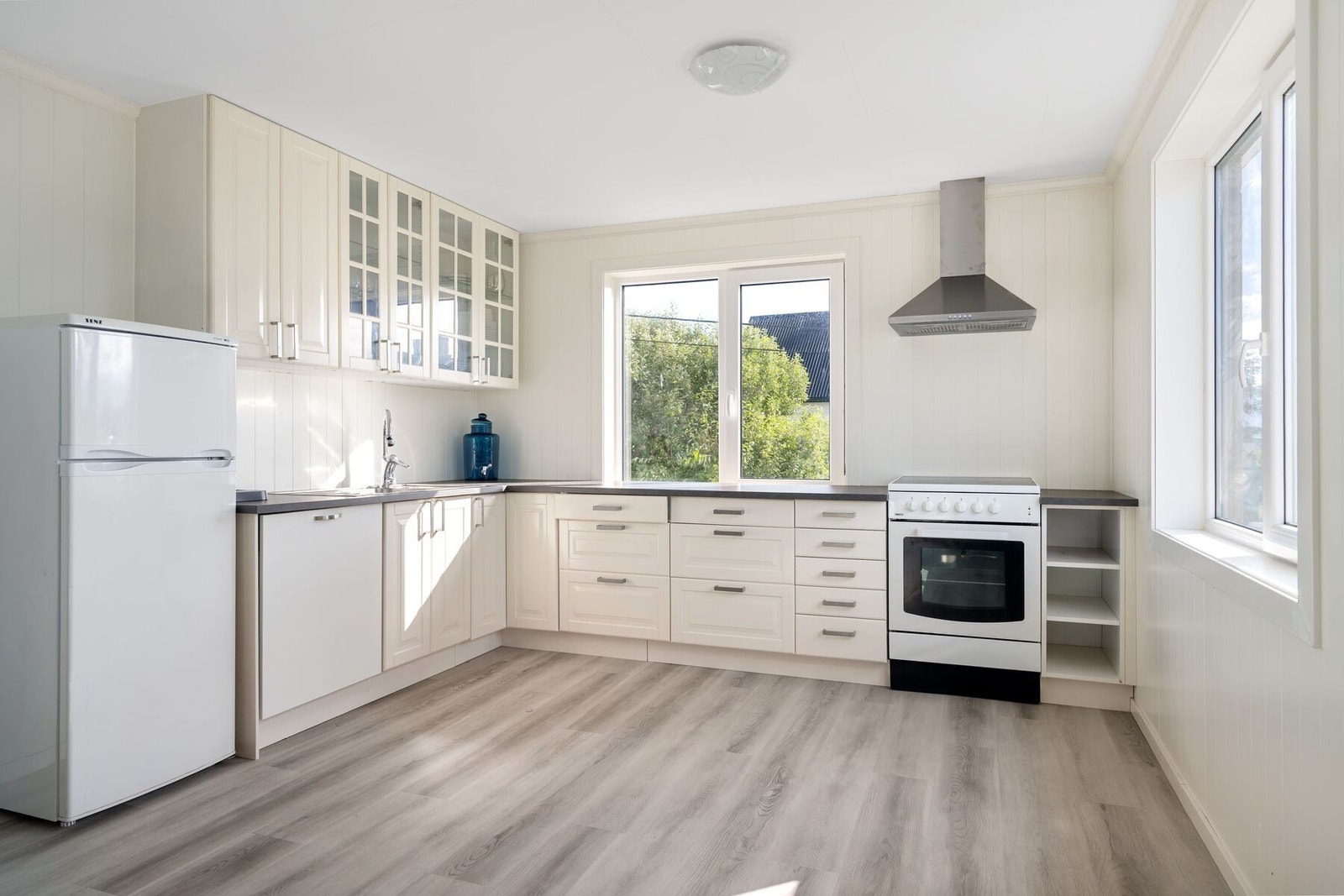 Romslig kjøkken med god arbeidsplass. Galleribilde