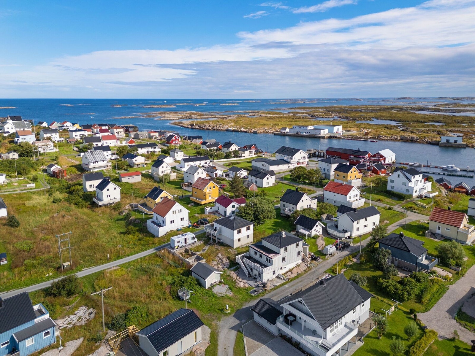 Eiendommen ligger idyllisk til med flott natur og sjø så langt øyet kan se. Galleribilde
