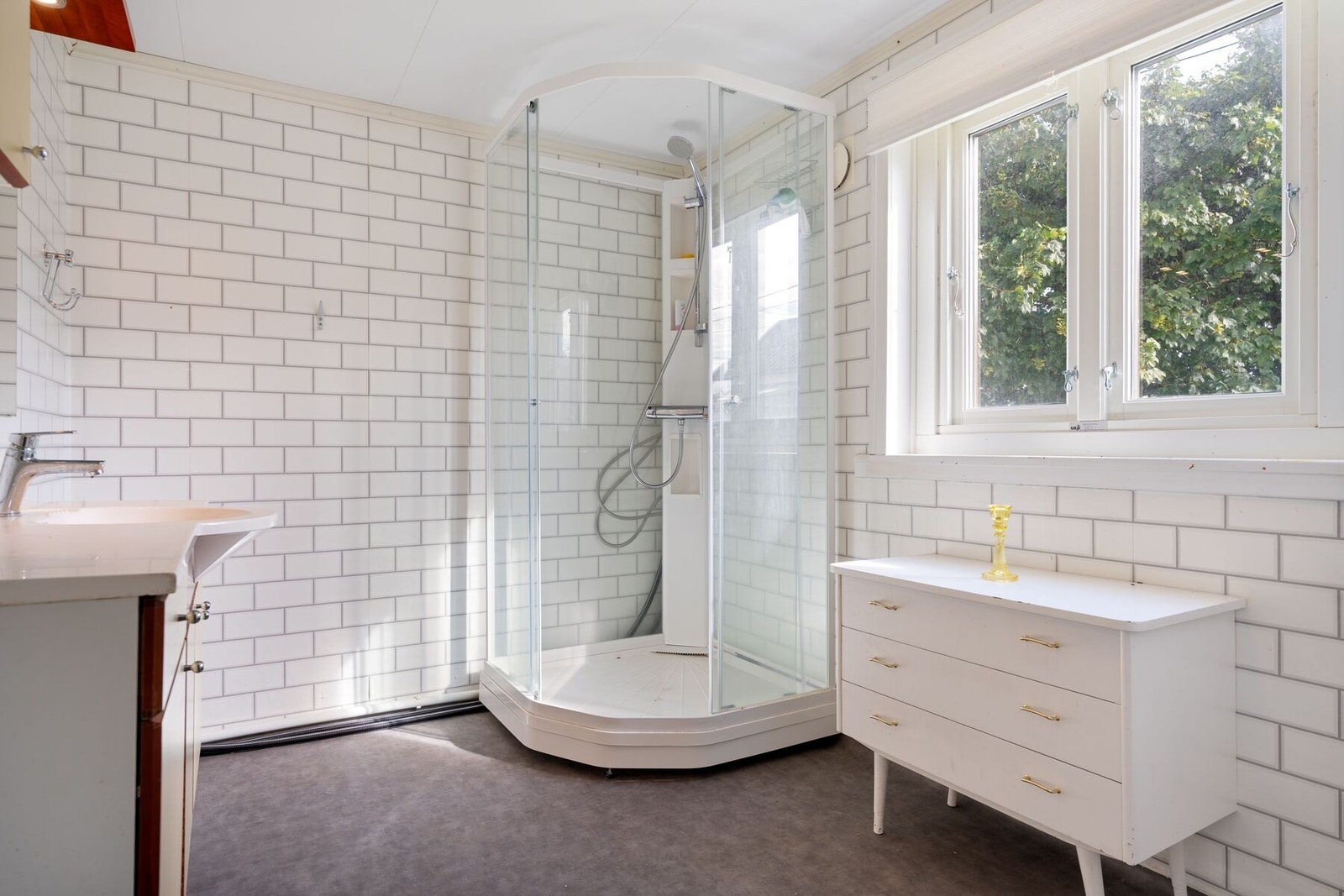 Pent bad utstyrt med baderomsinnredning, toalett og dusjkabinett Galleribilde