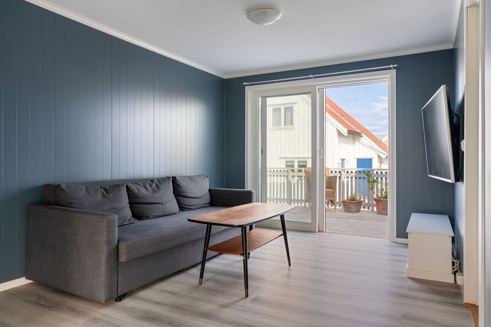 Fra stuen har man utgang til stor altan. Galleribilde