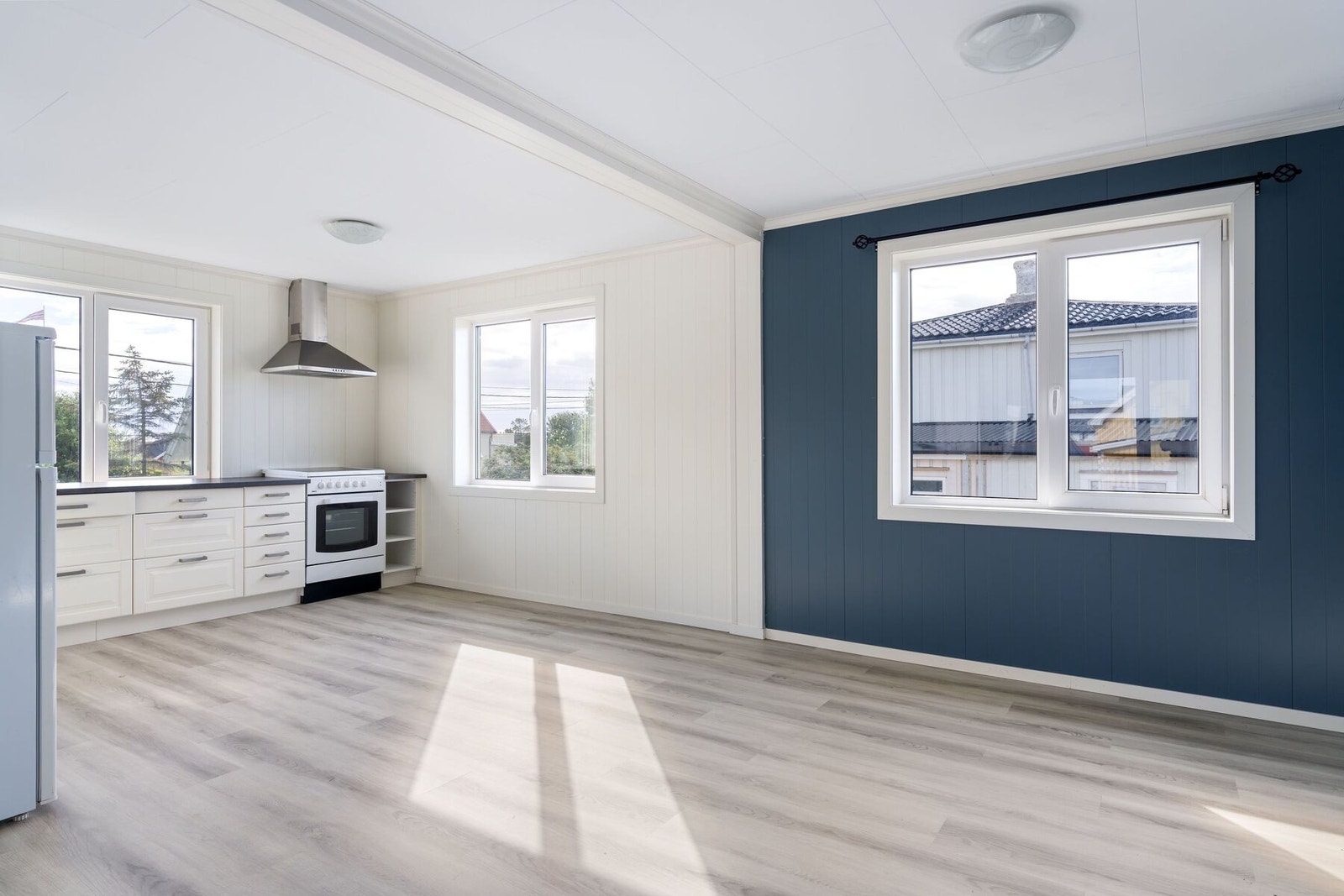 Her har man god plass til sofagruppe, TV, oppbevaringsmøblement m.m. Galleribilde