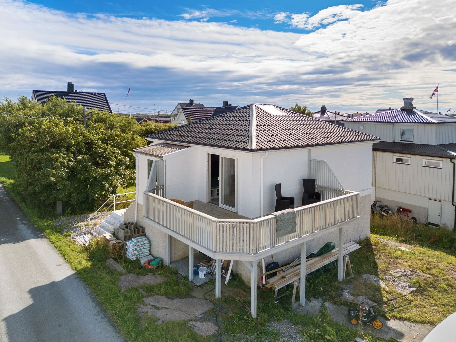 Området rundt hytta er grønt og frodig. Galleribilde