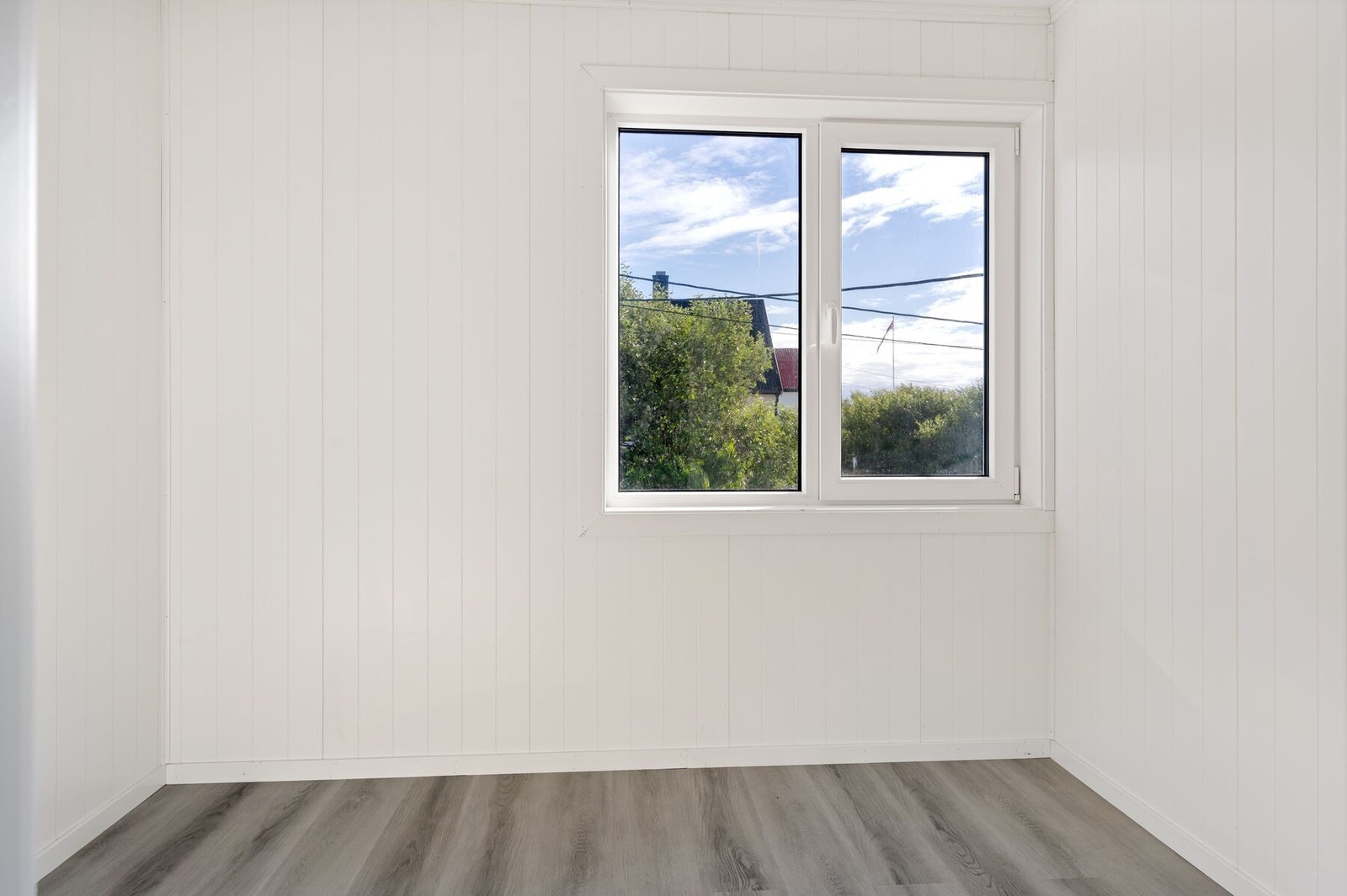 Soverom med plass til seng og garderobeskap. Galleribilde