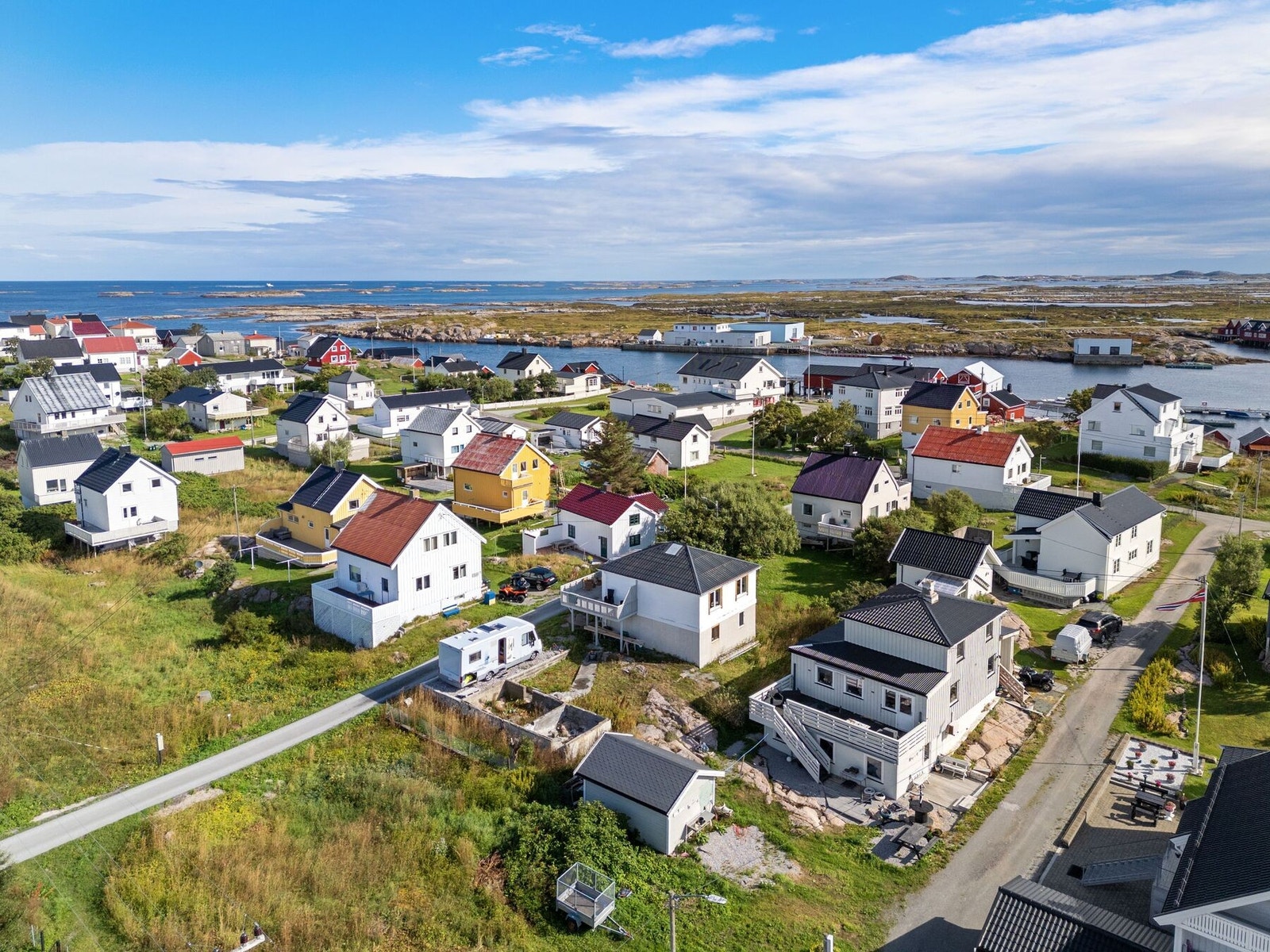 Herfra har man kort vei til hurtigbåtkai, butikk, Terna Restaurant og Sula Fyr. Galleribilde