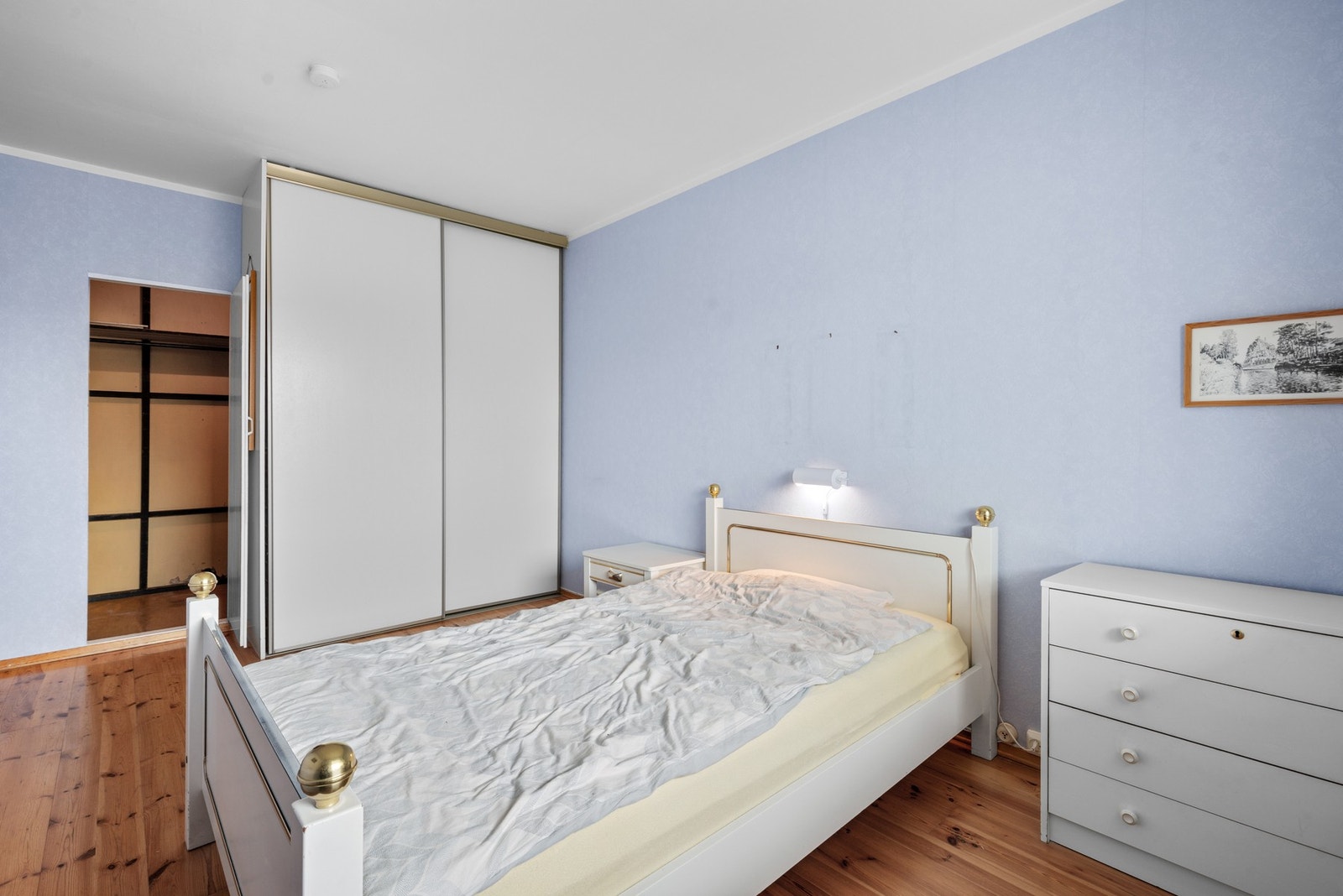 Hovedsoverommet som har inngang fra stuen, er meget romslig og har plass for stor dobbeltseng og medfølgende skyvedørsgarderobe Galleribilde