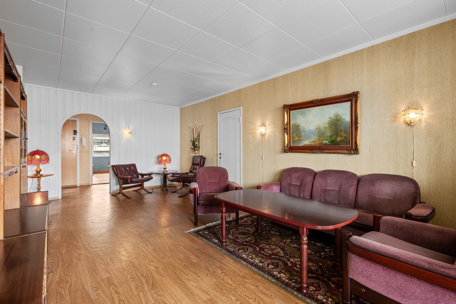 Romslig stue med en god arealutforming. Her er det god plass for stor sofa, spisebord, tv-løsning m.m Galleribilde