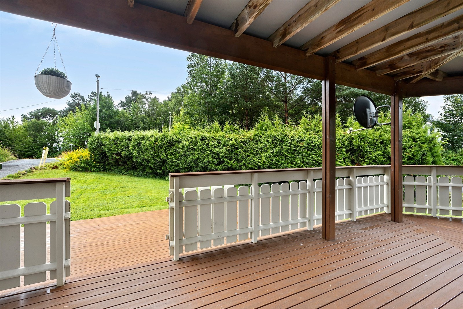 Veranda er overbygd av verandaen i etasjen over Galleribilde