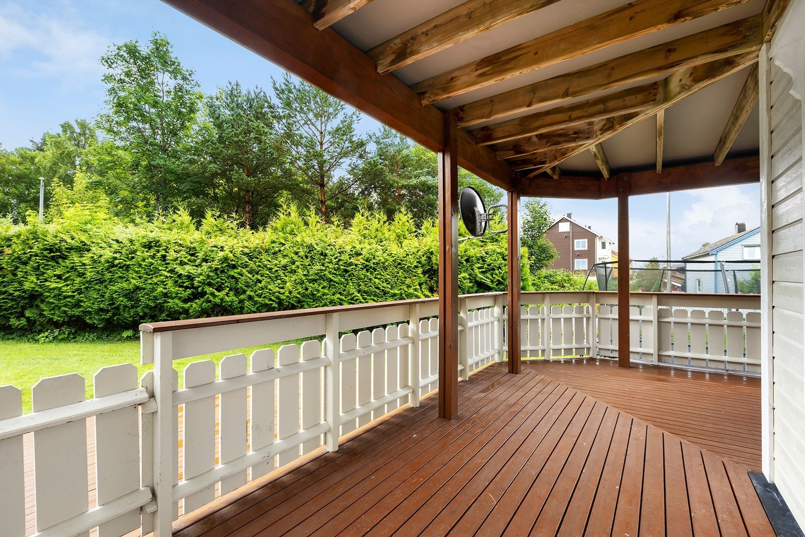 Romslig veranda mot sør og vest Galleribilde