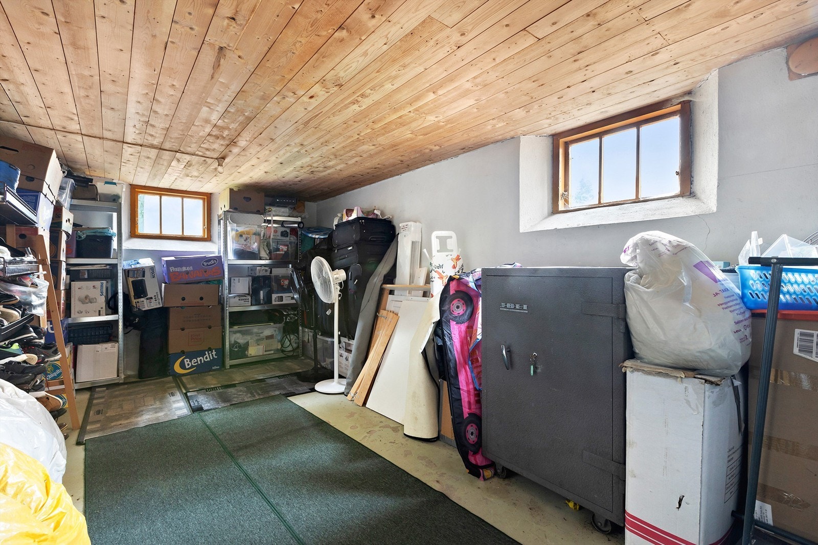 Leiligheten disponerer boder i kjeller. I tillegg er det endel av kjeller som er fellesareal. Galleribilde