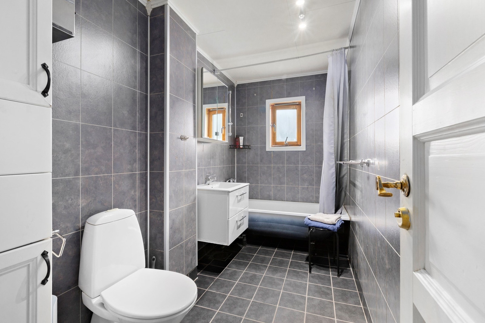 Bad med flislagt gulv og varmekabler Galleribilde