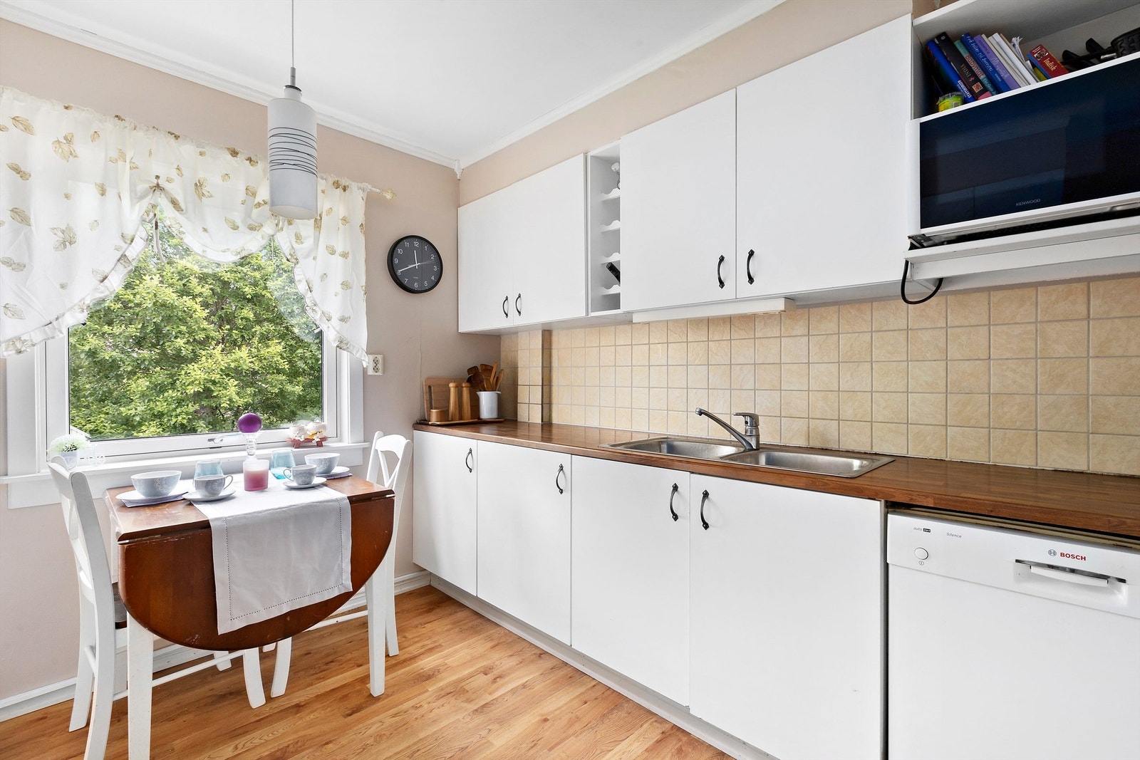 Rom for spisebord på kjøkkenet Galleribilde