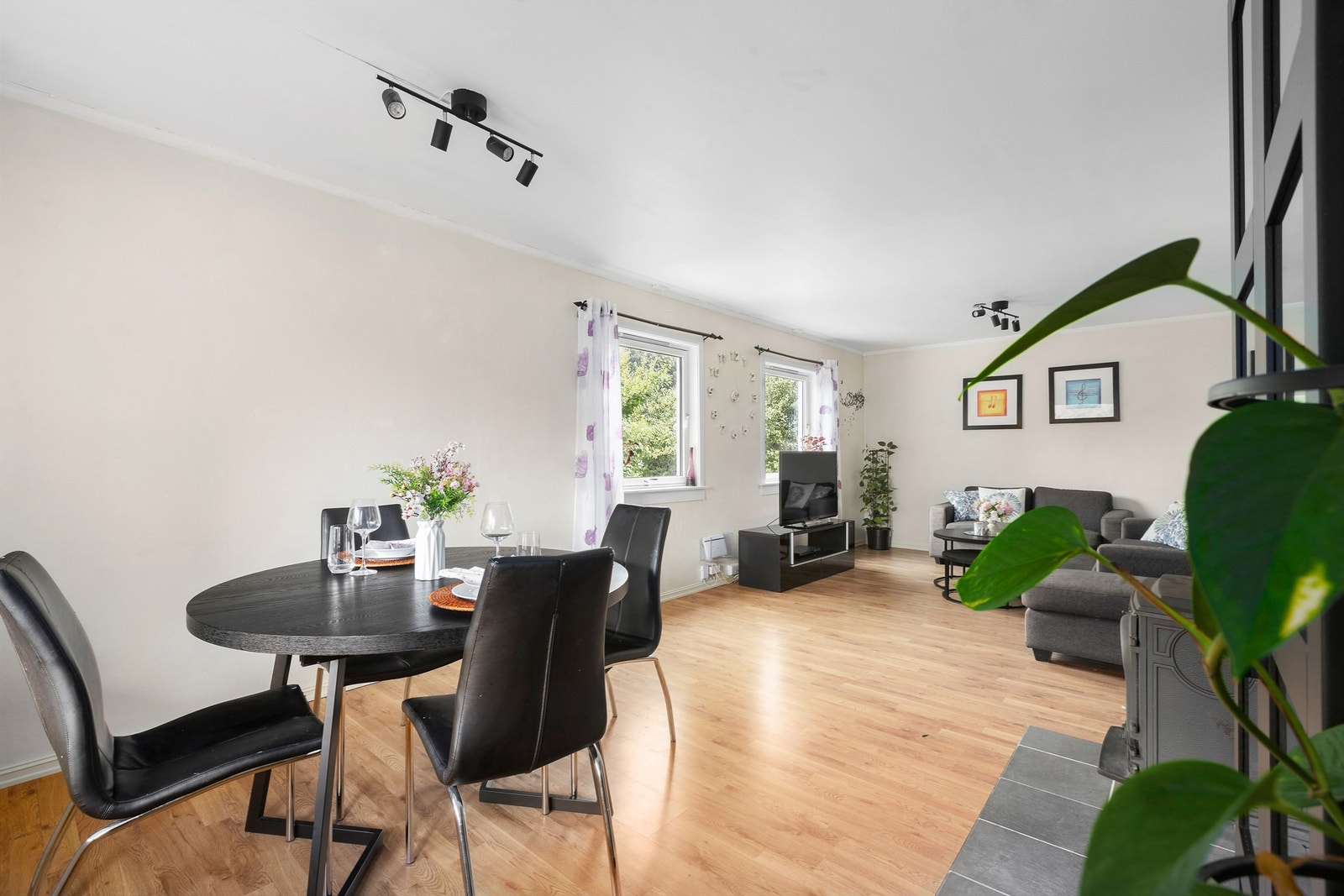 Lys stue med vedovn Galleribilde