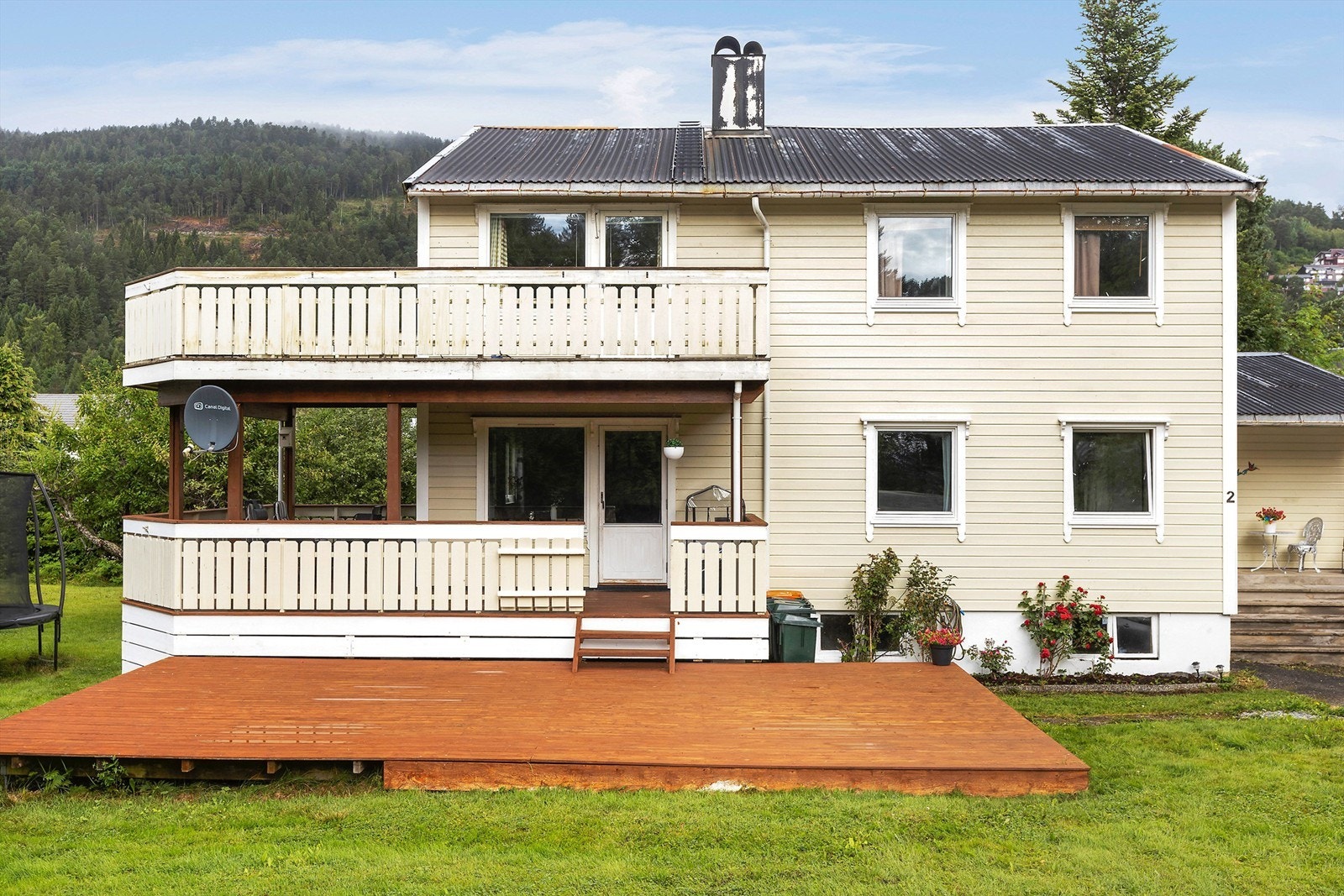 Boligen er beliggende i 1. etasje i en horisontaldelt tomannsbolig oppført ca 1955 Galleribilde