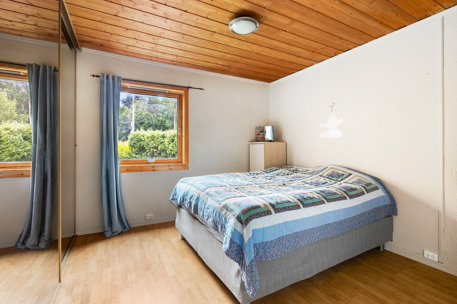 Det er to soverom i boligen. Samt er det en bod som i dag benyttes til soverom, denne er ikke omsøkt og godkjent til soverom. Galleribilde