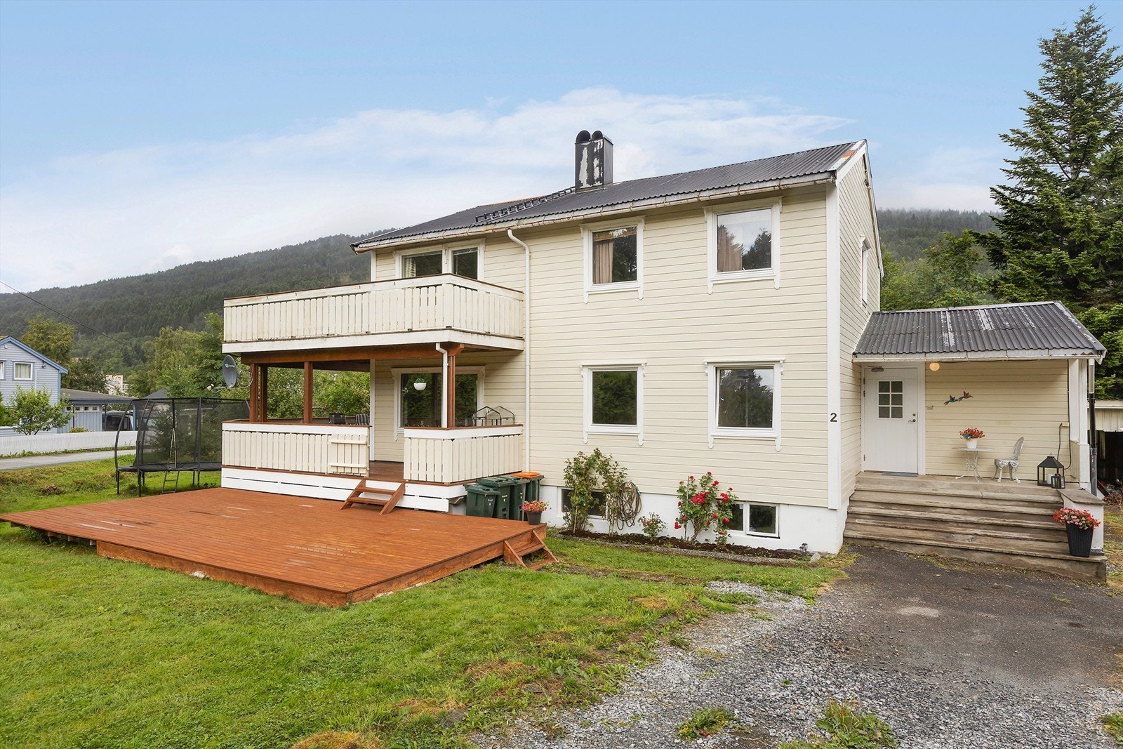 Det er oppført terrasseplatting foran boligens veranda Galleribilde