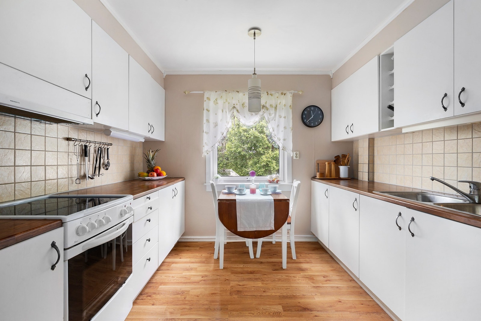 Kjøkkeninnredning med under- og overskap, slette fronter Galleribilde